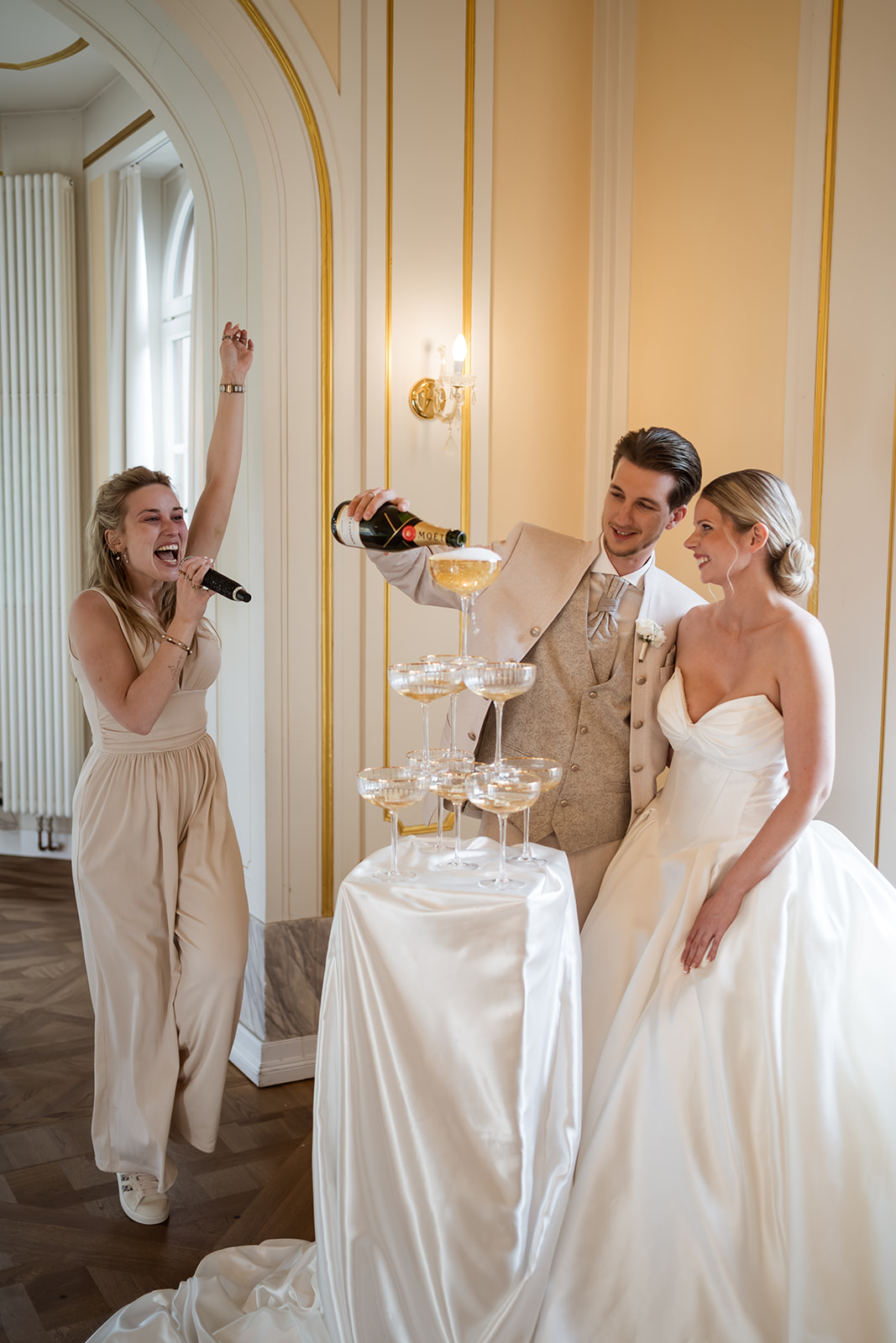 Wedding Planning & Konzept: @papillonweddings.de Location Herrenhaus Möckern: @michaelis.leipzig Fotografie: @josyschreier_weddings Videografie: @celineboettge @mariohausmann_weddings Dekoration & Floristik: @myperfectmoments Make-up & Hairstyling: @silke_seidel_beauty_and_makeup Make-up & Hairstyling: @nadiaschell Sängerin: @marinaferdinandmusic Modelpaar: @kateone_xoxo Papeterie: @ma.paperlove Brautmode: @beloved_hochzeitsstudio Herrenmode: @brautkleider_leipzig Schmuck & Trauringe: @marcus_biesecke_schmuck Catering: @barintegrale