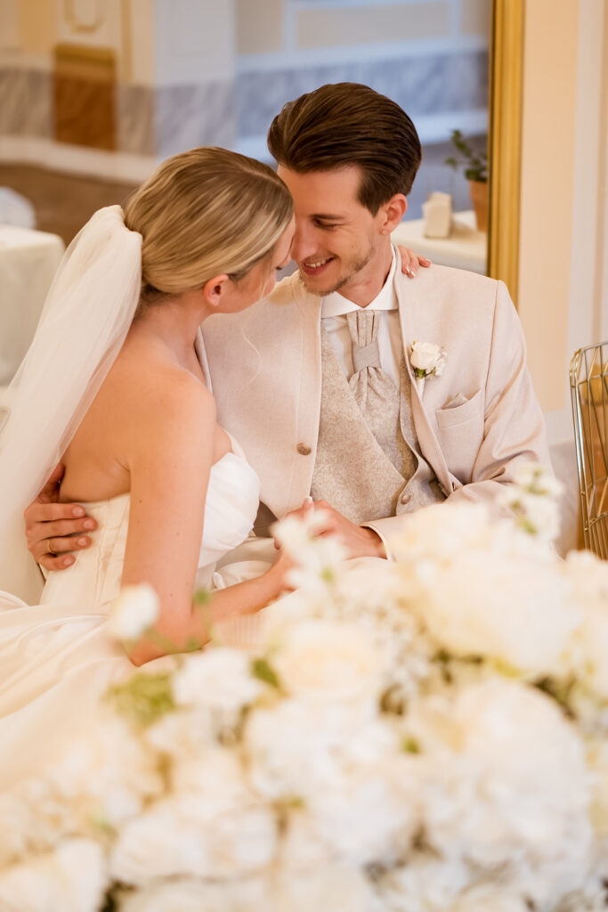 Wedding Planning & Konzept: @papillonweddings.de Location Herrenhaus Möckern: @michaelis.leipzig Fotografie: @josyschreier_weddings Videografie: @celineboettge @mariohausmann_weddings Dekoration & Floristik: @myperfectmoments Make-up & Hairstyling: @silke_seidel_beauty_and_makeup Make-up & Hairstyling: @nadiaschell Modelpaar: @kateone_xoxo Brautmode: @beloved_hochzeitsstudio Herrenmode: @brautkleider_leipzig Schmuck & Trauringe: @marcus_biesecke_schmuck
