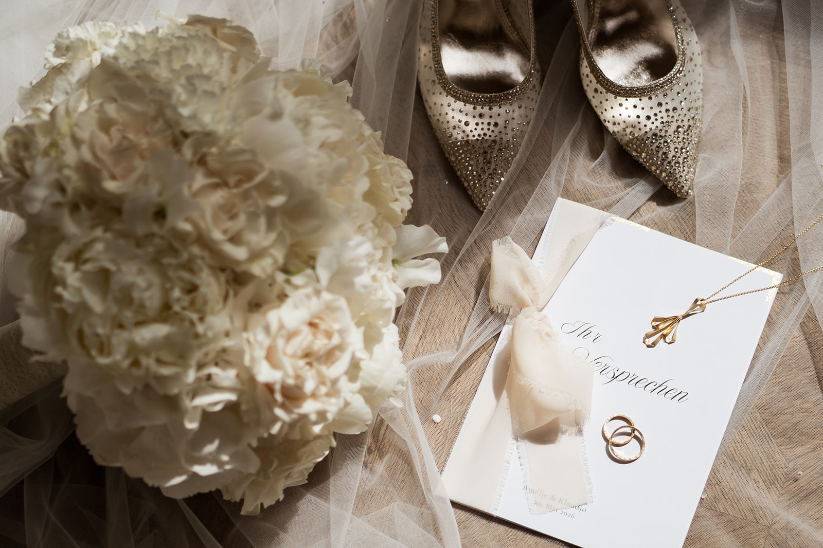 Wedding Planning & Konzept: @papillonweddings.de Location Herrenhaus Möckern: @michaelis.leipzig Fotografie: @josyschreier_weddings Videografie: @celineboettge @mariohausmann_weddings Dekoration & Floristik: @myperfectmoments Make-up & Hairstyling: @silke_seidel_beauty_and_makeup Make-up & Hairstyling: @nadiaschell Modelpaar: @kateone_xoxo Papeterie: @ma.paperlove Schmuck & Trauringe: @marcus_biesecke_schmuck